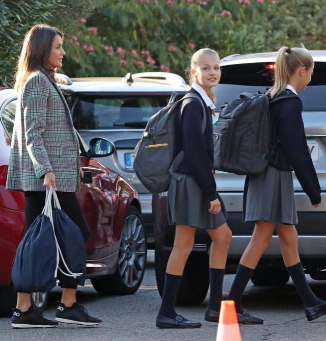 西班牙公主开学!姐姐穿学生装和普通学生一样,妹妹随行刻意低调