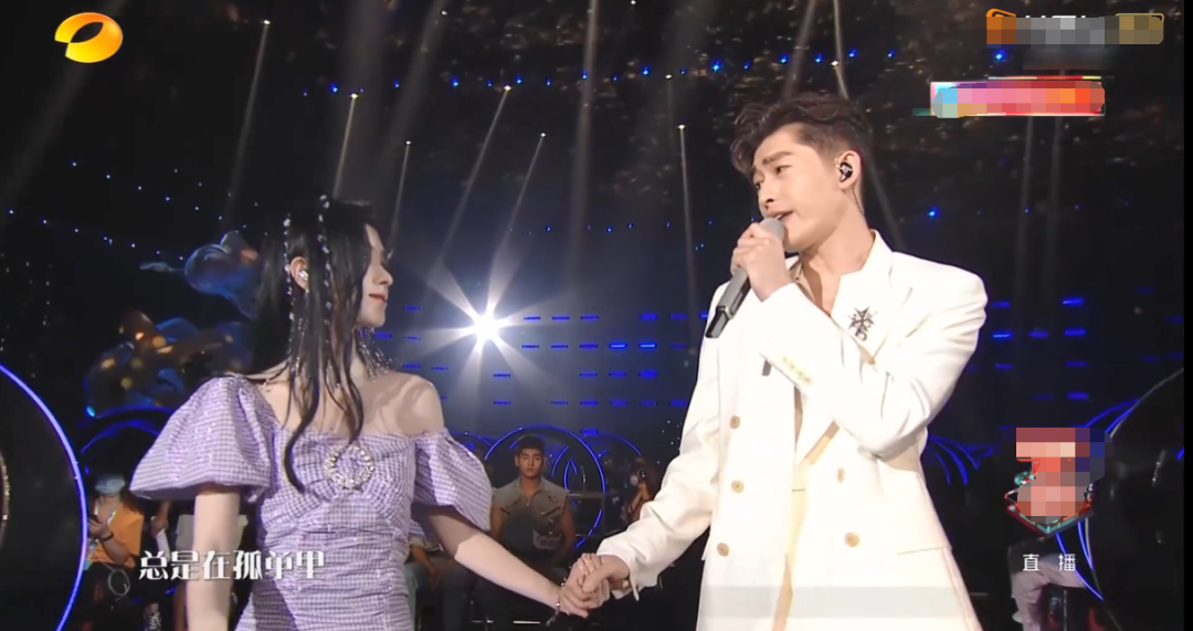 张翰牵手鞠婧祎深情对唱,唱完还不忘拥抱摸头