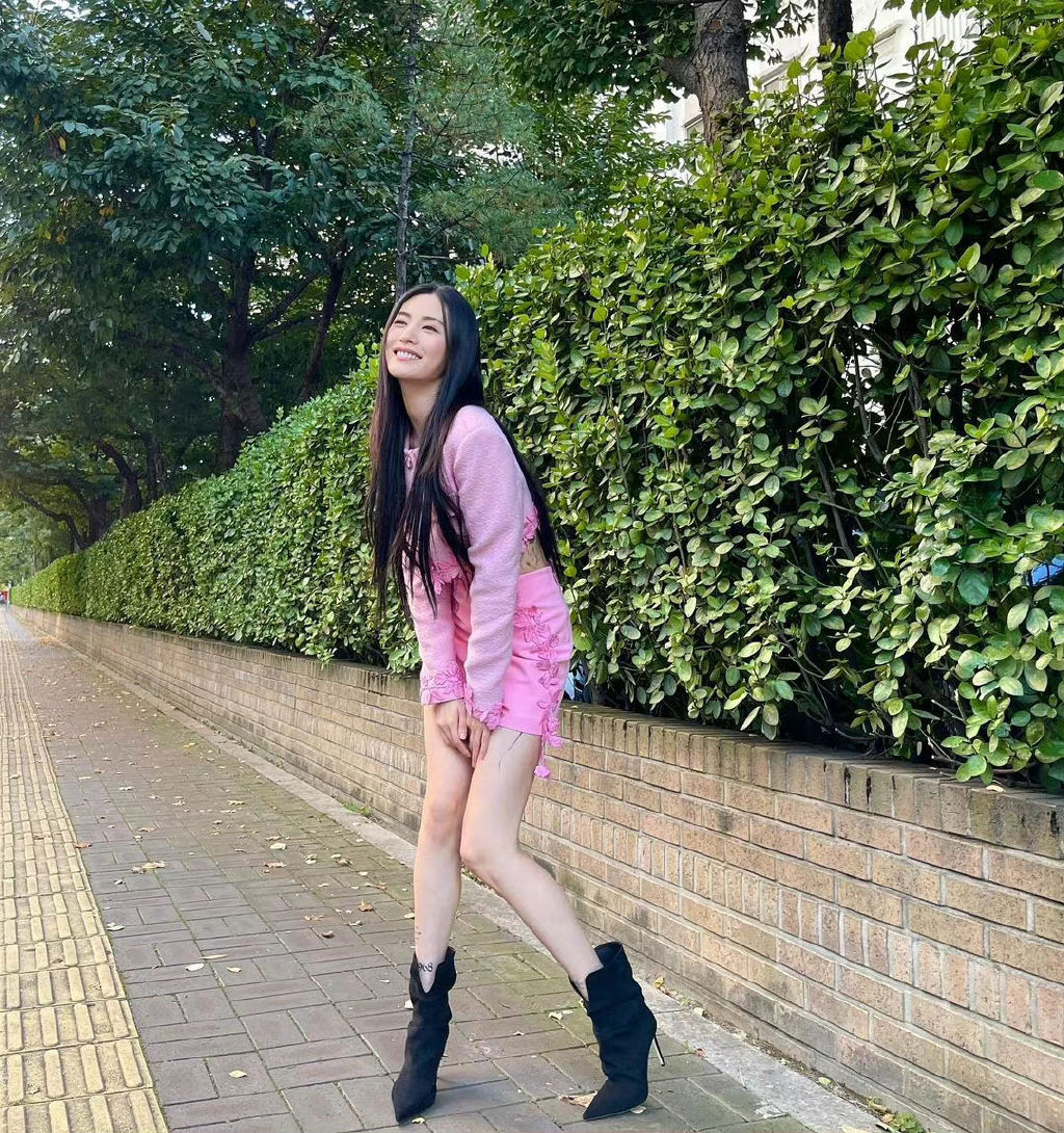 林珍娜nana全身纹身不见梦幻蝴蝶少女视觉如同芭比娃娃一般