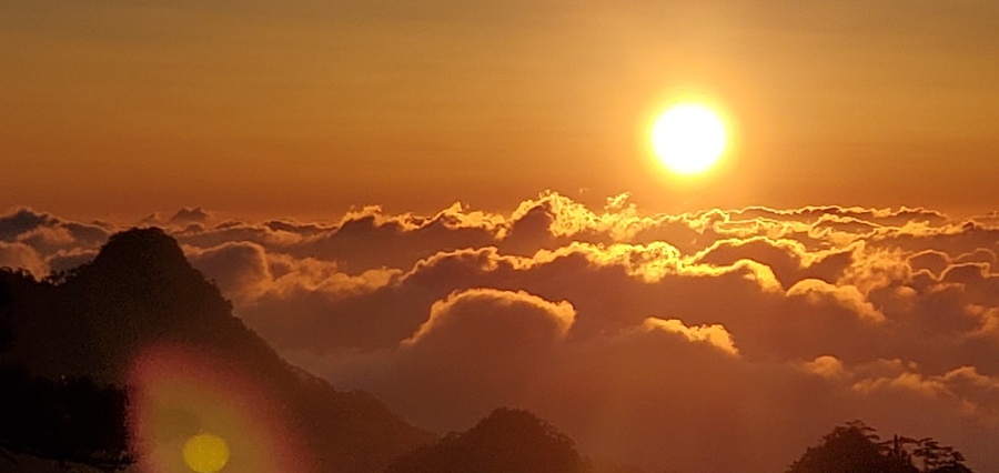 日出93太阳剥开云层从东方点点升起……__财经头条