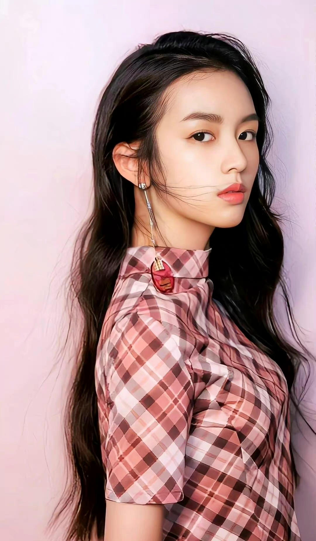 周也,1998年5月20日出生于重庆市,中国内地女演员