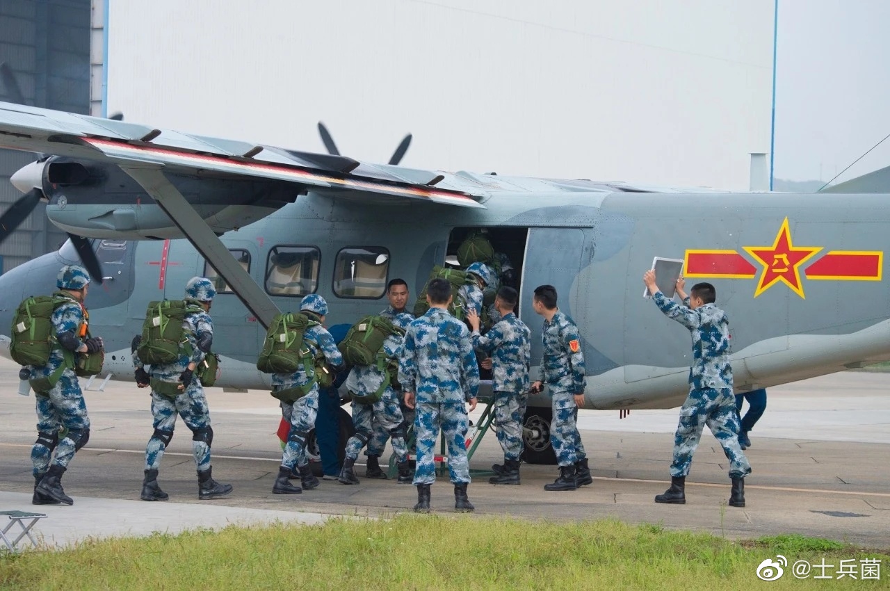 想看空降兵跳伞吗?一组图带你感受下全过程(我们的天空)