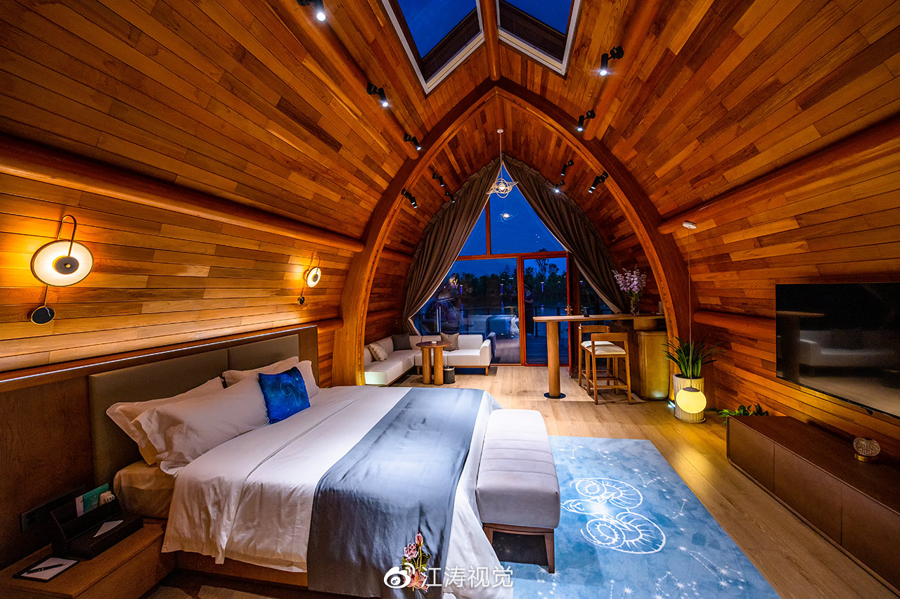 睡进湖北的特色船坞酒店,躺在床上就能赏星观月