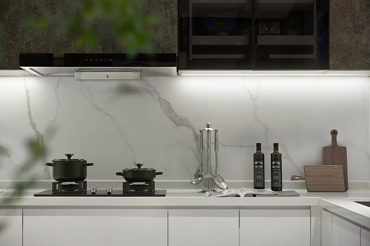 白色地柜搭配鱼肚白 大理石墙板,纹理纯粹干净,整体视觉效果十分简约