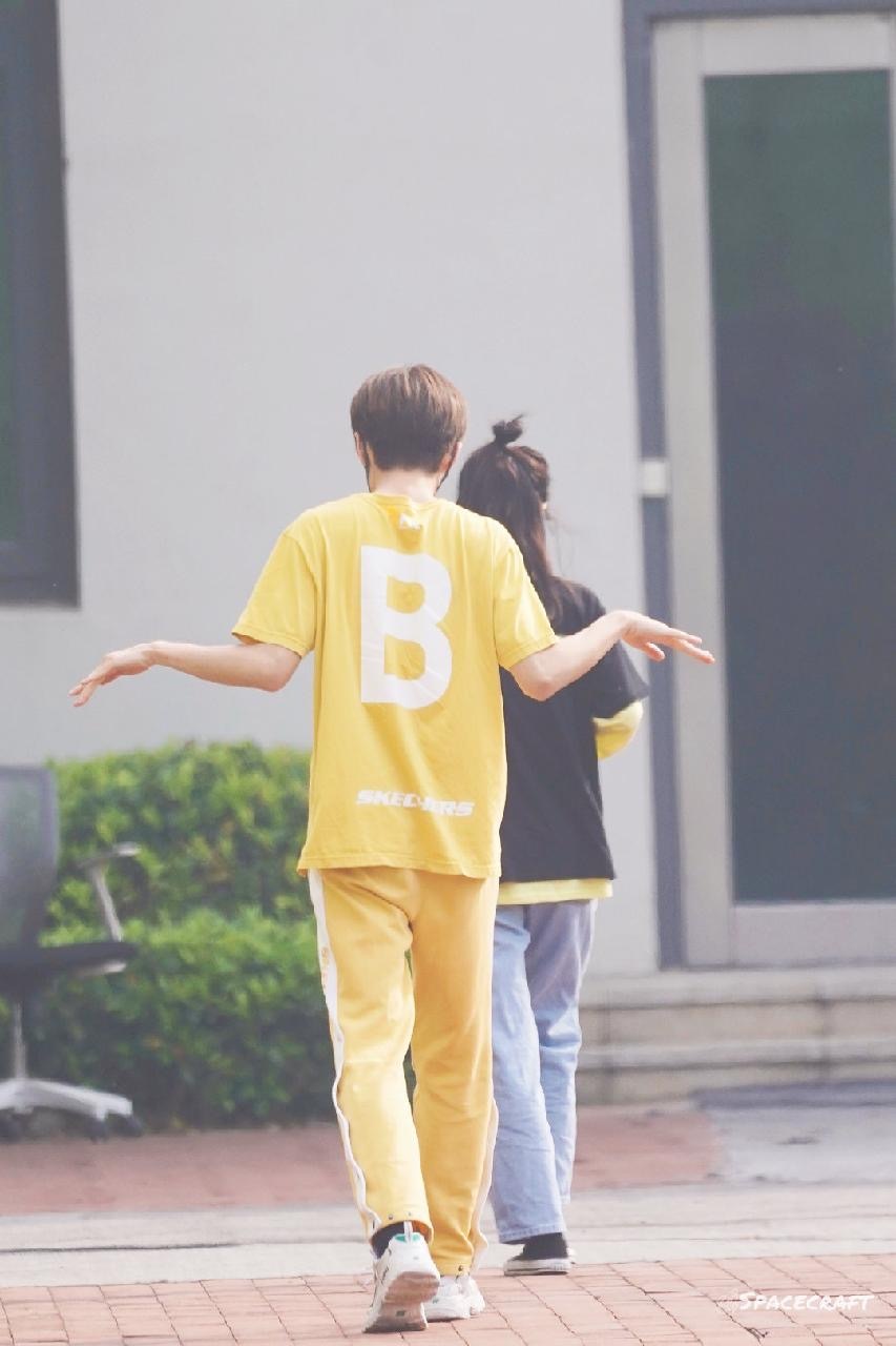 张颜齐的可爱到冒泡的后脑勺 背影图～简直太喜欢啦哈哈哈哈@r1se-张