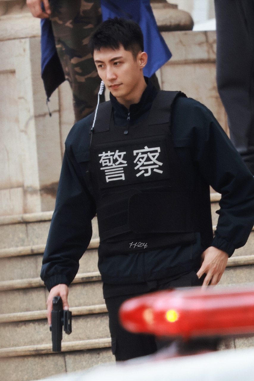 黄景瑜穿警服太帅了,眼神凌厉,正气十足,期待黄景瑜演的警察常征 67