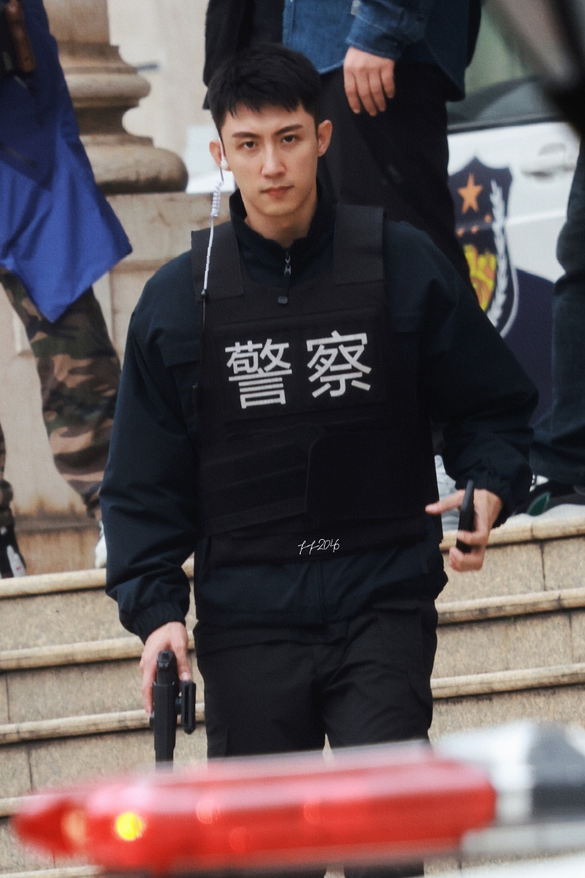 黄景瑜穿警服太帅了,眼神凌厉,正气十足,期待黄景瑜演的警察常征 67