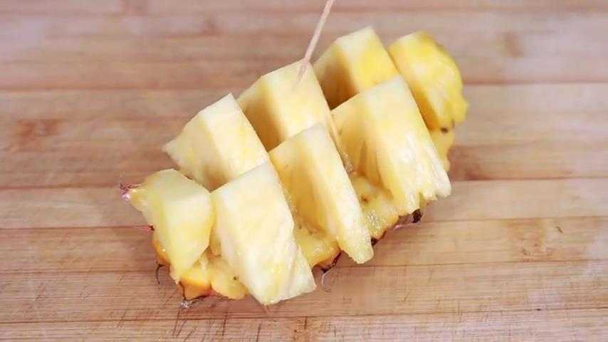 这样切凤梨有新意,不削皮不挖眼,果肉一点不浪费,简单又省力