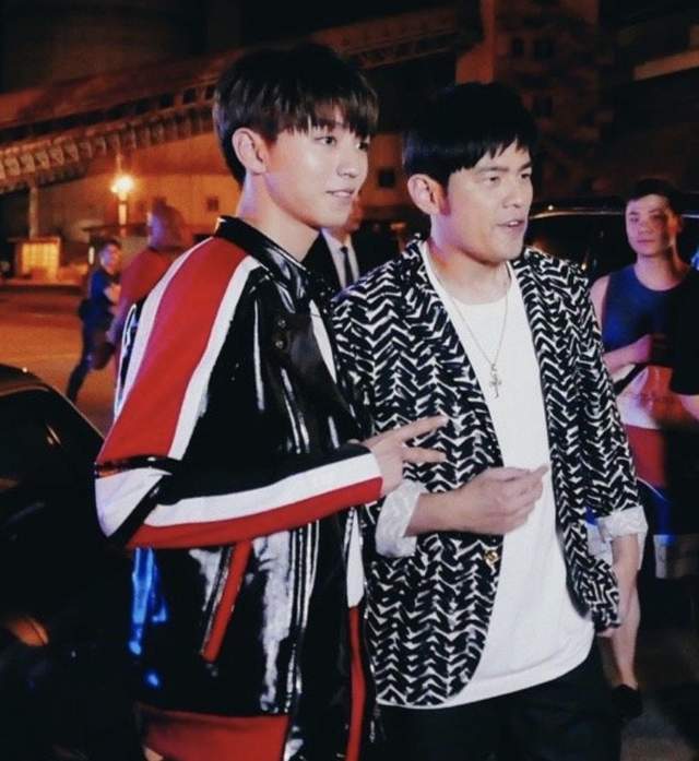 周杰伦王俊凯比剪刀手,首次合作电影,一个当监制一个特别演出