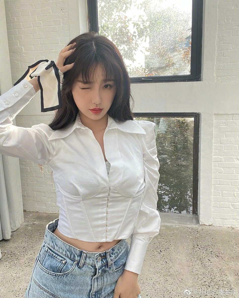 虞书欣穿白色露脐装自拍纤腰长腿秀出好身材