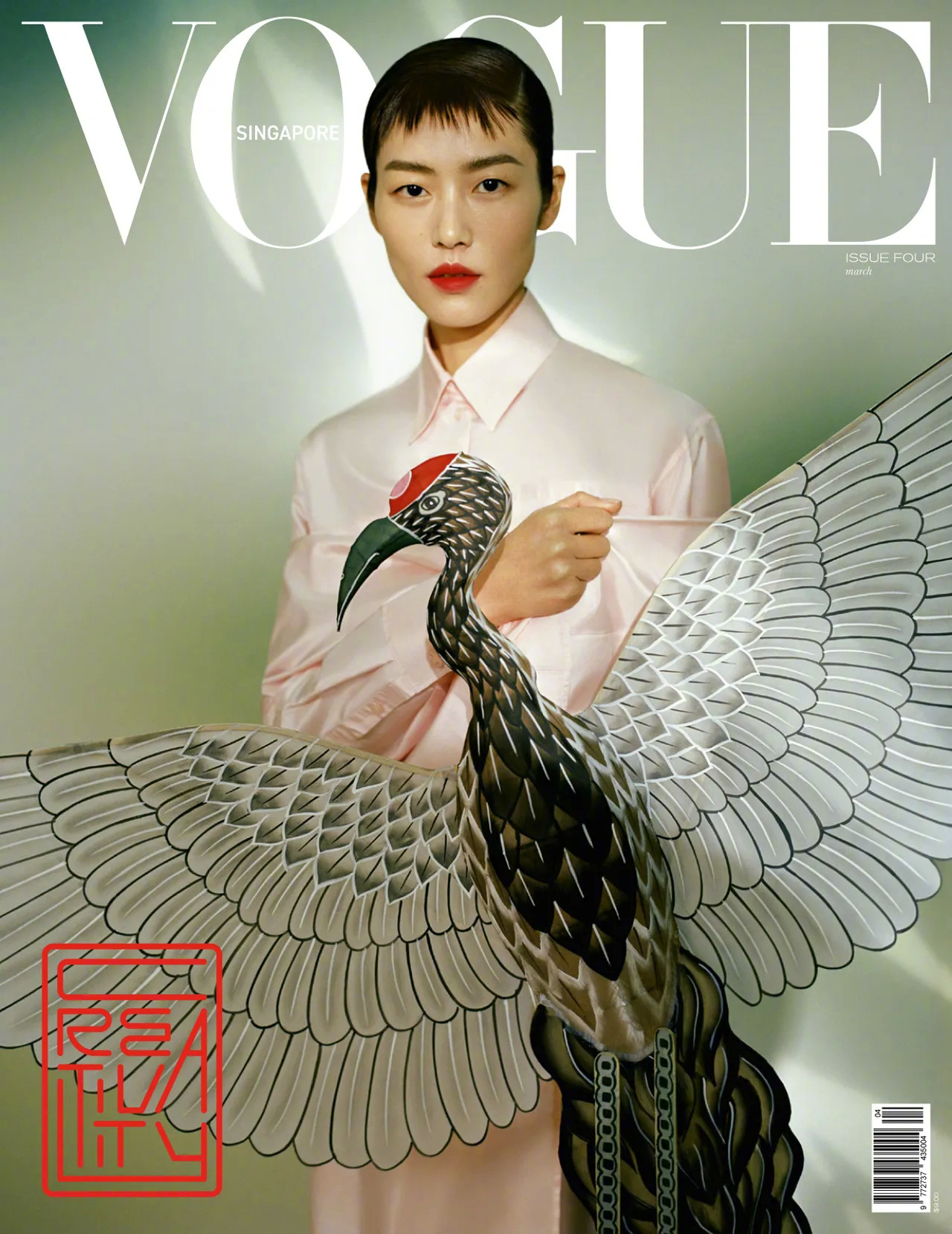 身穿prada登上《vogue》新加坡版2021年三月刊封面