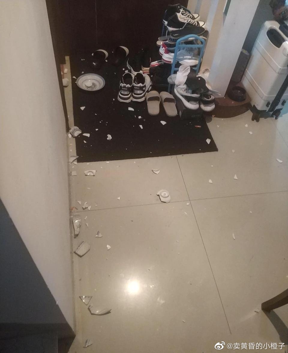 目前还是我女朋友,生气就这样摔东西,大伙评评理