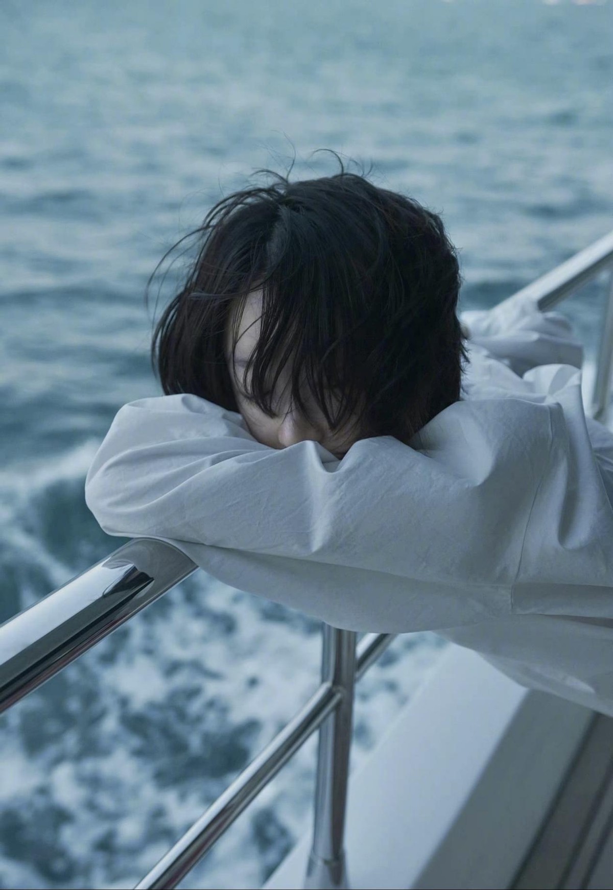 周冬雨海风写真曝光穿白衬衫露锁骨氛围感足眼神冷清又撩人