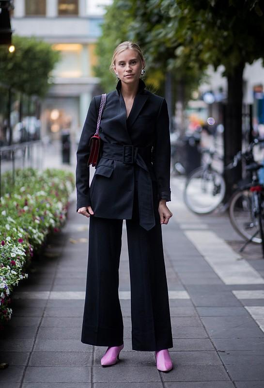 普通的黑色裤子不普通怎么搭配都时髦这几种搭配让你更美