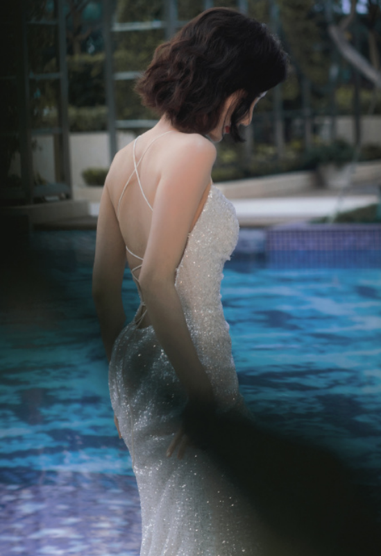 毛晓彤穿衣大变样!吊带裙仅靠两根细带吊着,秀出锁骨身材无敌撩