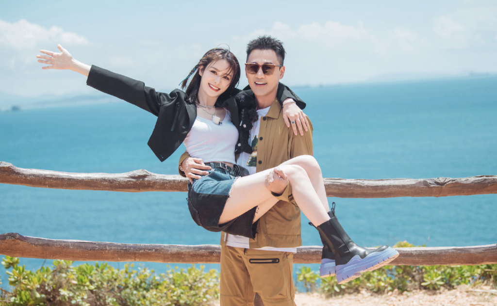 张馨月晒全家出游被林峯拦腰抱起很甜蜜女儿给佣人喂食超懂事