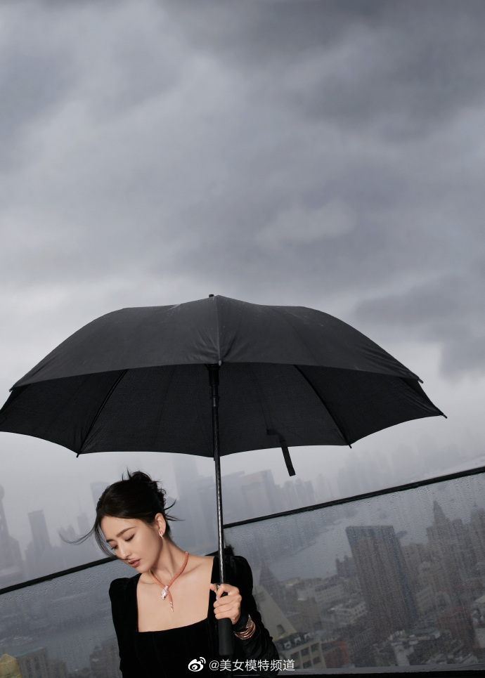 佟丽娅一身黑色丝绒长裙优雅高贵雨中撑伞显清冷气质