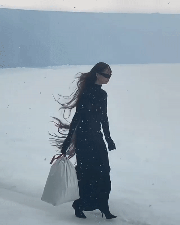 “垫底辣孩”一个月涨粉530万！美男变装？No！评论区才是喜剧！休闲区蓝鸢梦想 - Www.slyday.coM