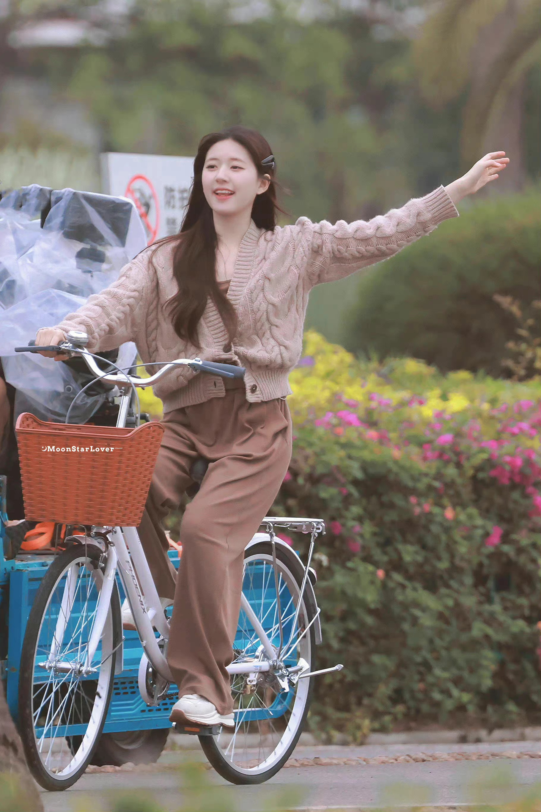 赵露思《偷偷藏不住》骑自行车路透 元气满满 清纯活力的少女