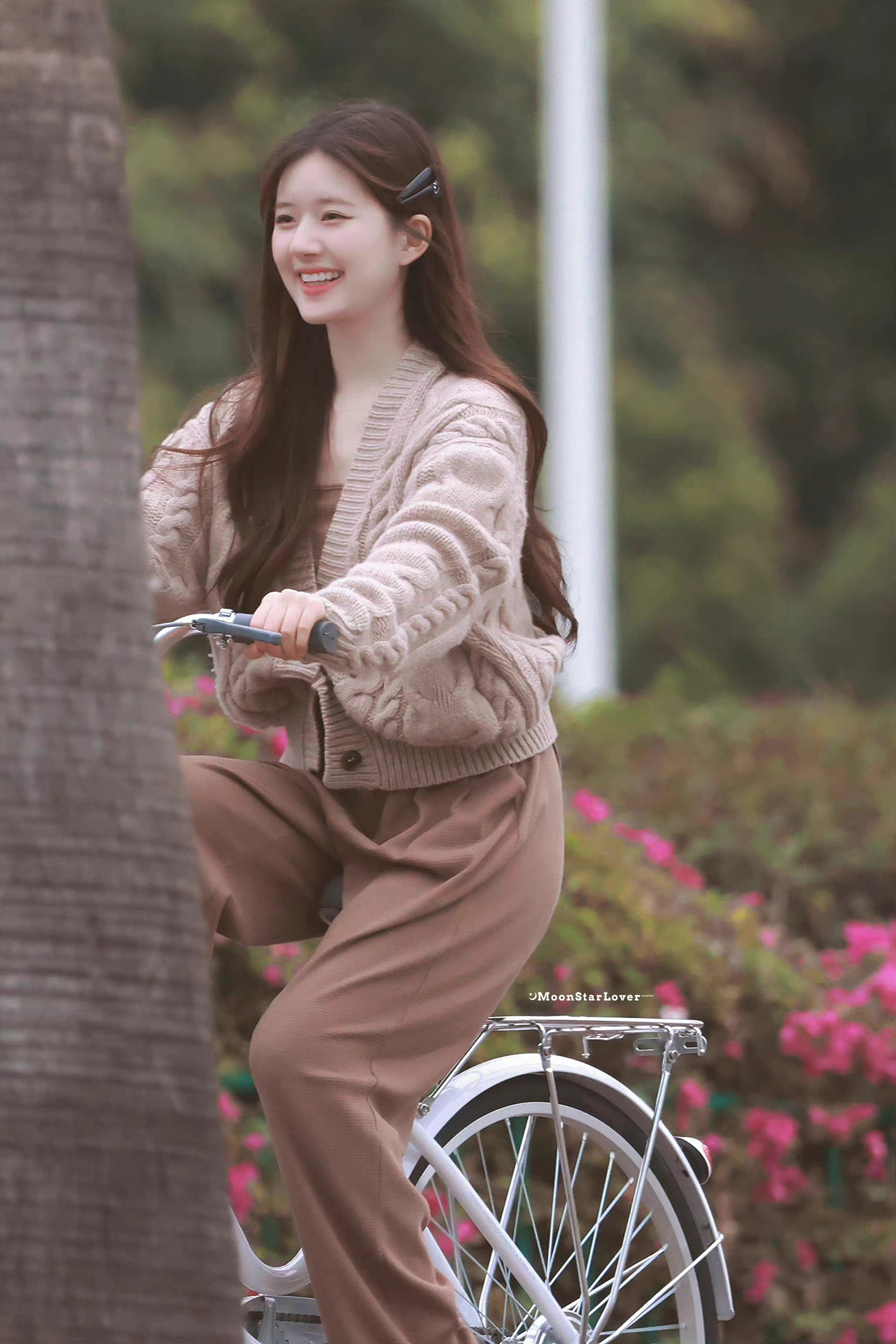 赵露思《偷偷藏不住》骑自行车路透 元气满满 清纯活力的少女