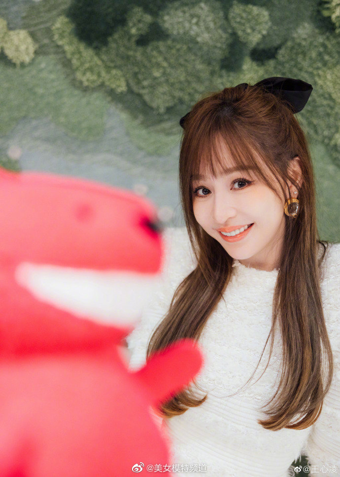 王心凌与兔子玩偶拍新年写真戴蝴蝶结笑容甜美