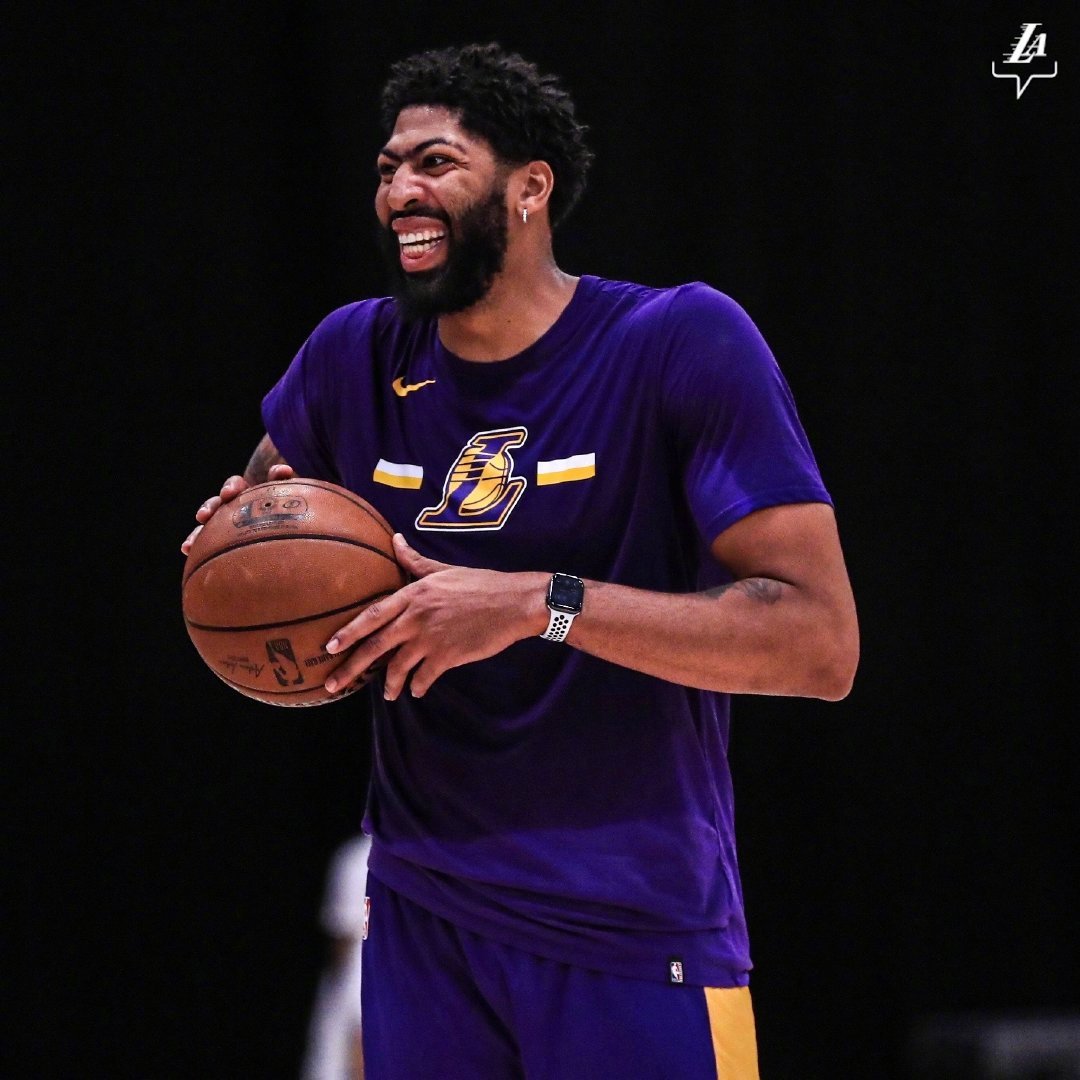 老詹上脚的是nike lebron 17 low,安东尼戴维斯是nike mamba fury  0