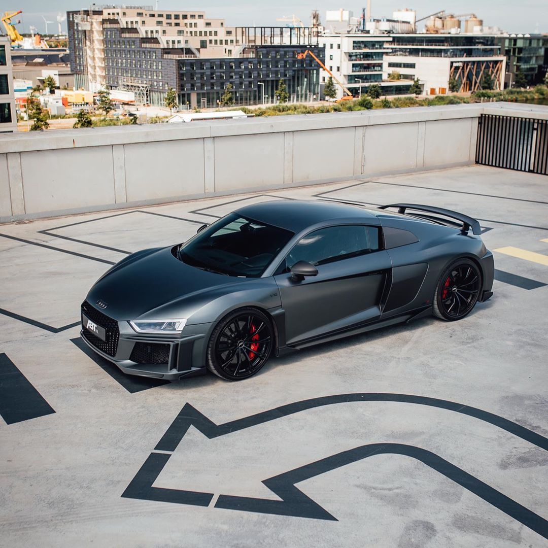 现在二手车市场上 10年的r8卖60小几万