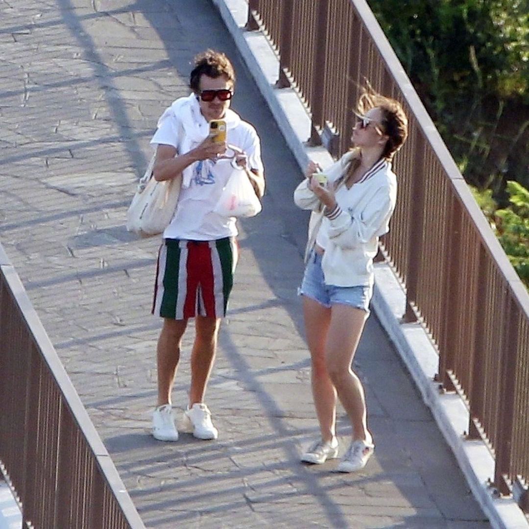 近日现身意大利度假的哈卷harry styles和女友奥利维亚·王尔德olivia