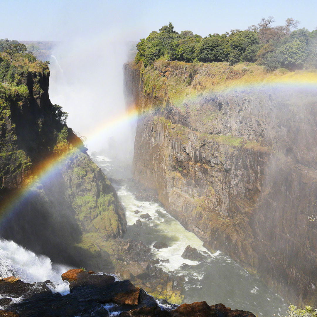 维多利亚瀑布位于非洲赞比西河中游