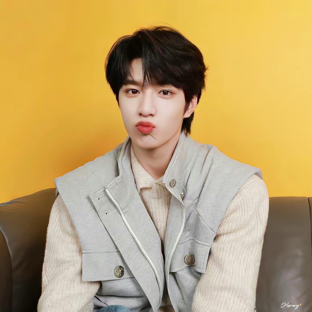 刘耀文嘟嘴比耶照来啦刘耀文你真的不要太可爱啦