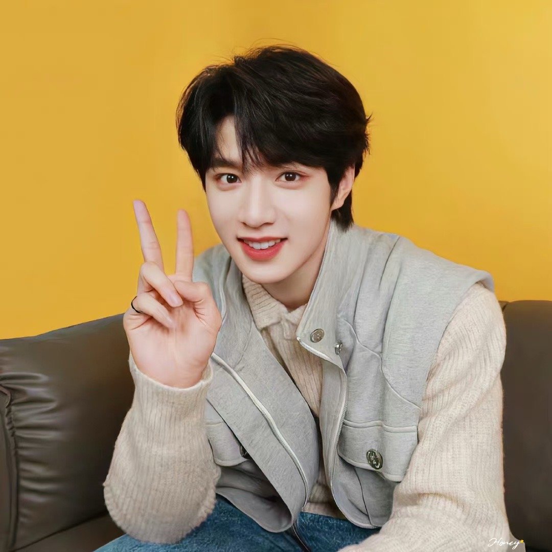 刘耀文嘟嘴比耶照来啦刘耀文你真的不要太可爱啦