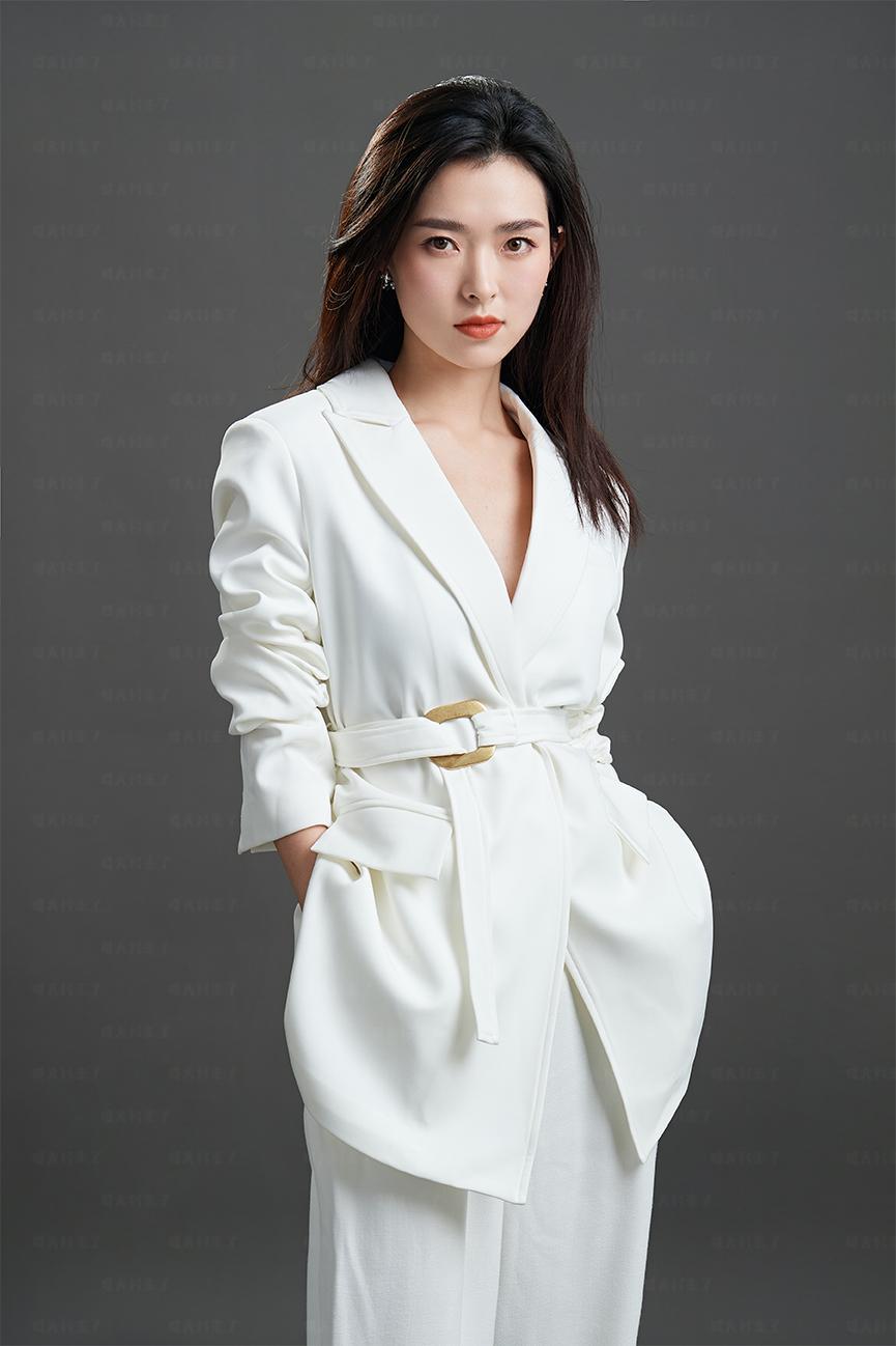 「求职季」令人心动的职场形象照|形象照|求职|职场_新浪新闻