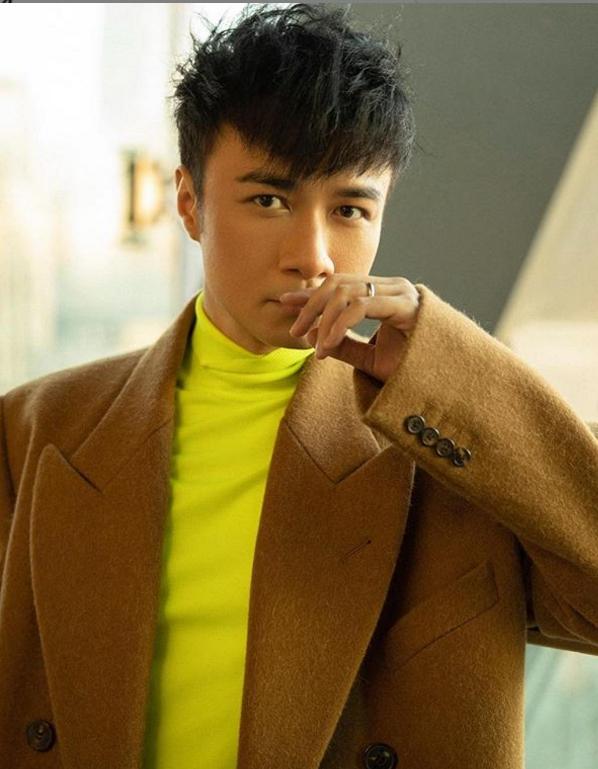 古巨基当爹哄娃有方,儿子被逗甜笑不断,吐舌卖萌超可爱