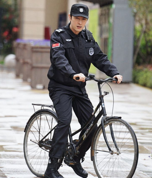 36岁胡歌穿保安服被偷拍!脸部伤疤看不见,曾因车祸缝100针