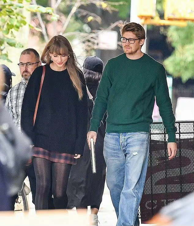 霉霉taylor swift和男友joe alwyn一起在纽约外出购买家具