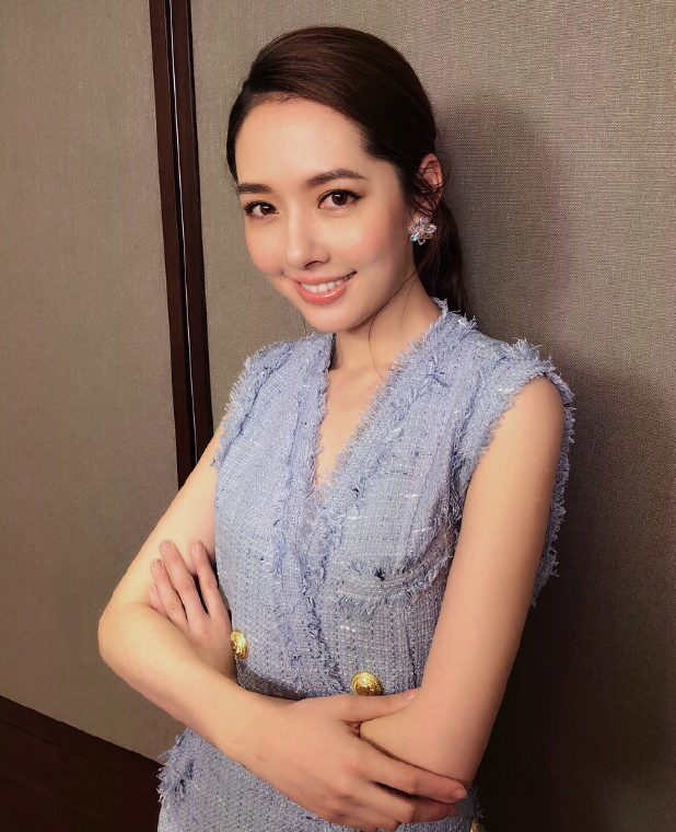 郭碧婷不愧是"最美豪门媳妇"!穿20w羽毛裙露面,美得真高调