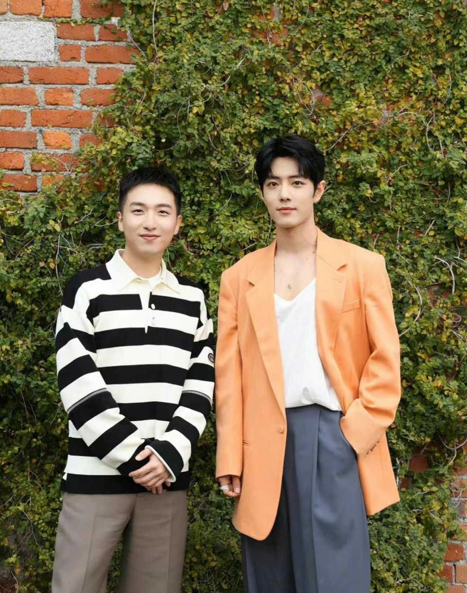 和时尚博主合照的肖战好正帅气满分