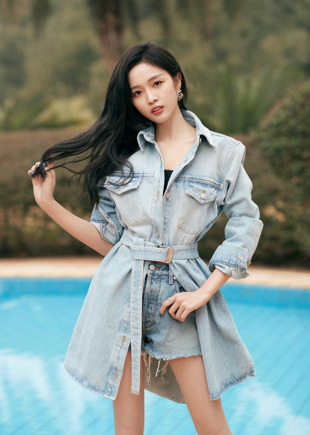 吴宣仪牛仔穿搭温柔长发淡雅妆容