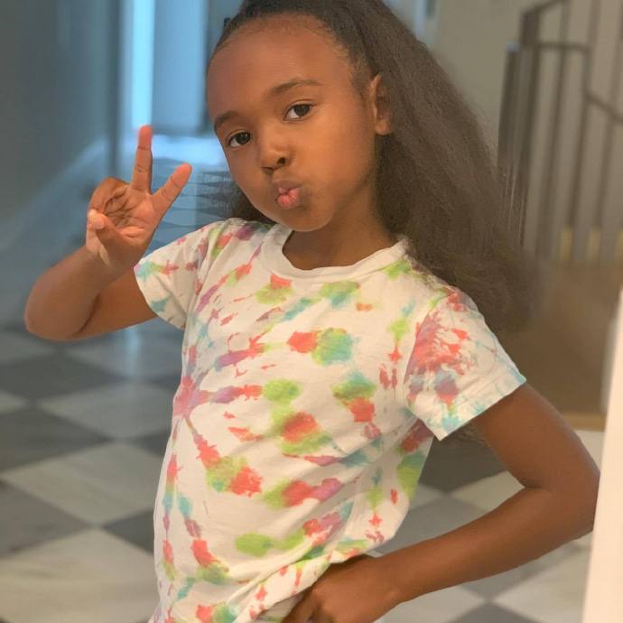 詹姆斯妻子萨瓦娜今日晒图,祝女儿朱莉6岁生日快乐!