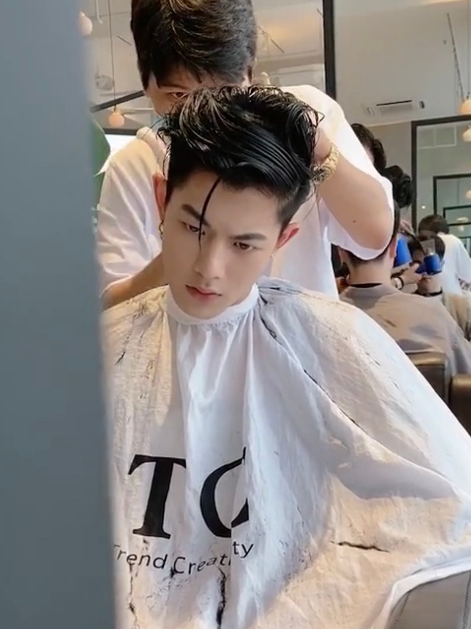 浙江杭州某理发店里的小哥哥