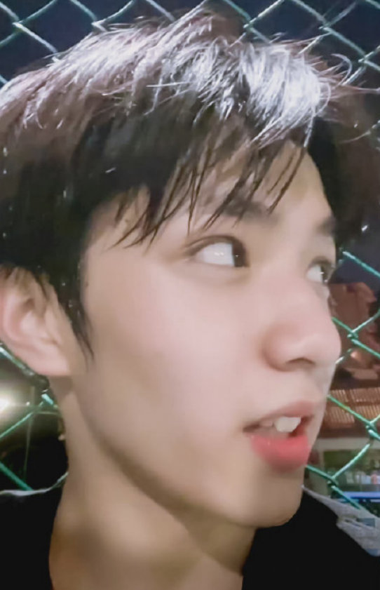 刘耀文素颜湿发随拍,湿发我可就太喜欢了, 素颜好好看……__财经头条