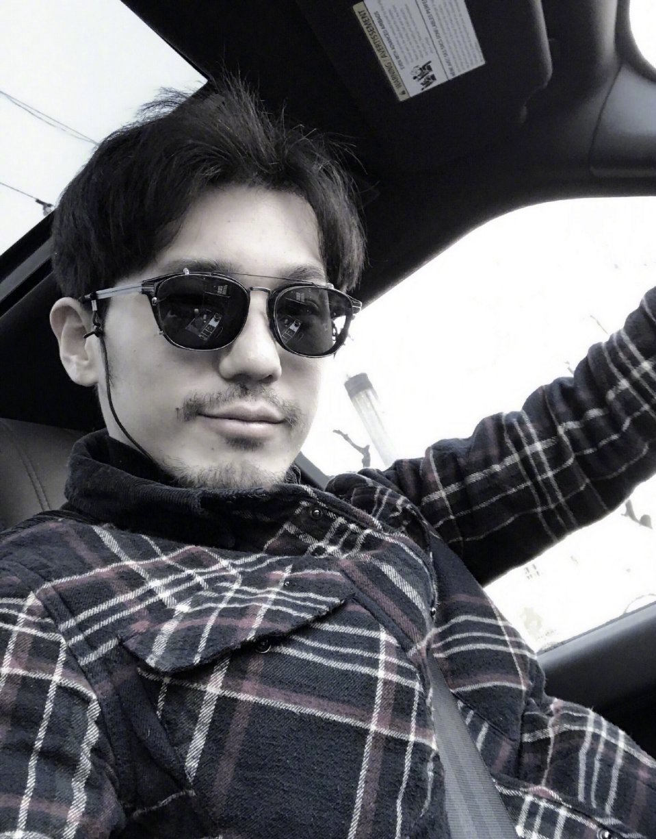 看看这些直男们死亡角度的自拍,果然是有颜任性