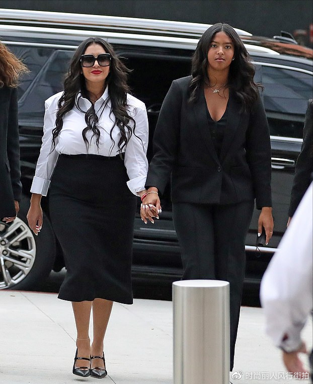 科比遗孀获赔1亿霸气亮相！终于笑了，19岁大女儿又高又壮像科比休闲区蓝鸢梦想 - Www.slyday.coM