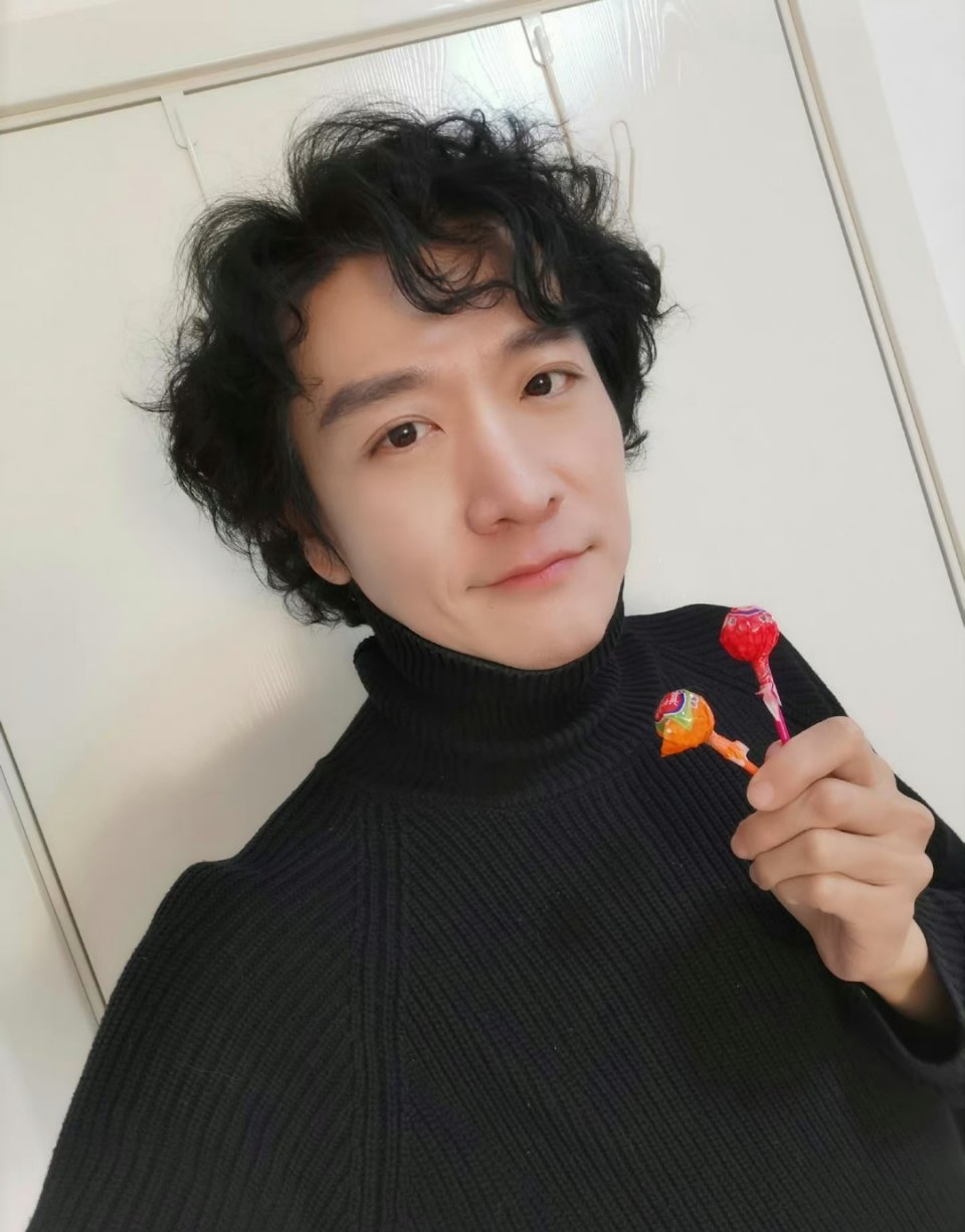 没想到老默生活中竟然这么帅!__财经头条