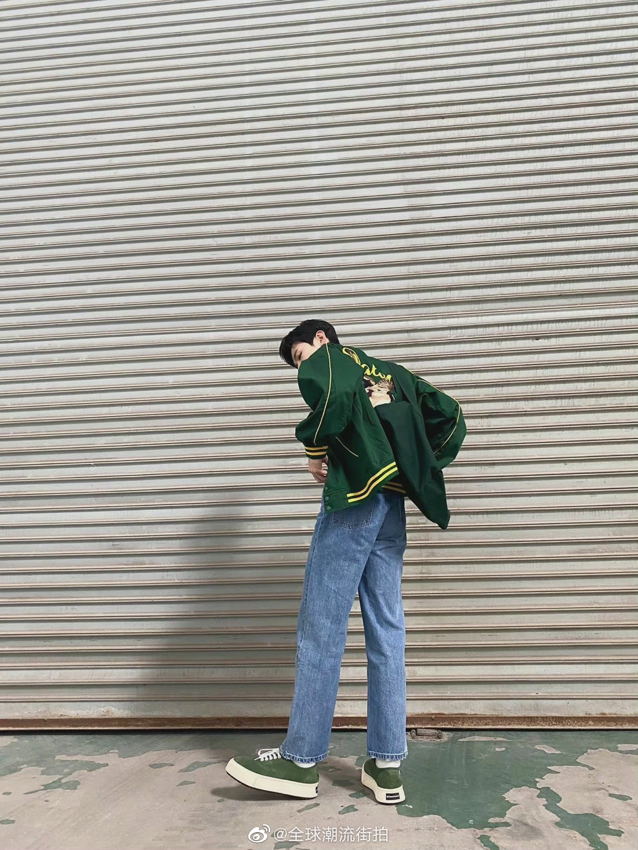 白敬亭最新私服更新 墨绿色棒球外套下搭浅色牛仔裤