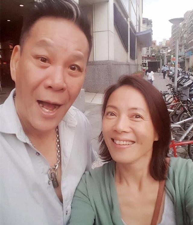 龙劭华去世贾静雯晒黑白合照哀悼林心如杨丞琳发全黑动态悼念