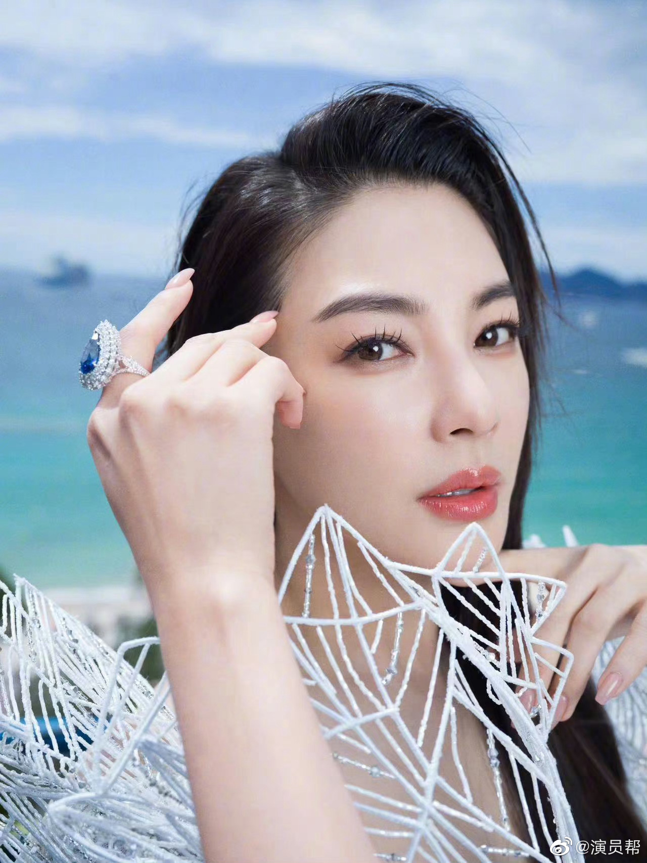 穿对衣服的张雨绮真的美神降临,今天这身3D打印长裙好美!__财经头条