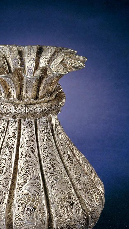 清代回部工匠所制的清银累丝花瓶,现藏于@故宫博物院