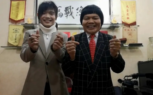 金牌配角八两金携儿子忙捞金,父子搭档做网红,26岁儿子高大秀气休闲区蓝鸢梦想 - Www.slyday.coM 金牌配角八两金携儿子忙捞金,父子搭档做网红,26岁儿子高大秀气休闲区蓝鸢梦想 - Www.slyday.coM