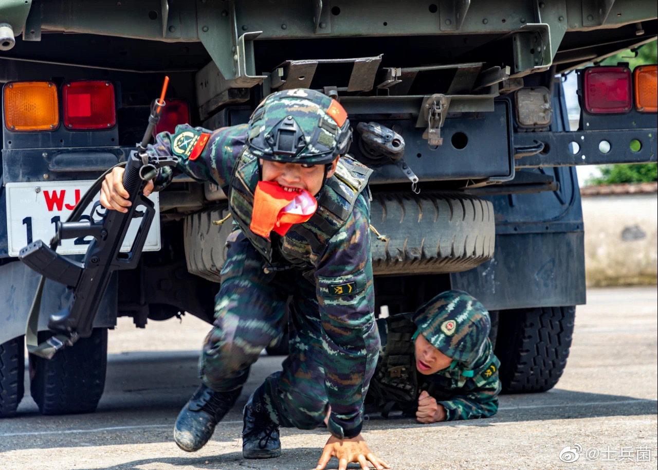 4K武警部旗飘扬1_3840X2160_高清视频素材下载(编号:5782303)_舞台背景_光厂(VJ师网) www.vjshi.com